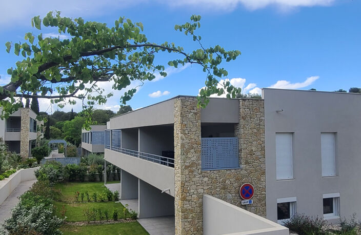 En vente à Nîmes (30) : appartement avec balcon 2 pièces — photo 2