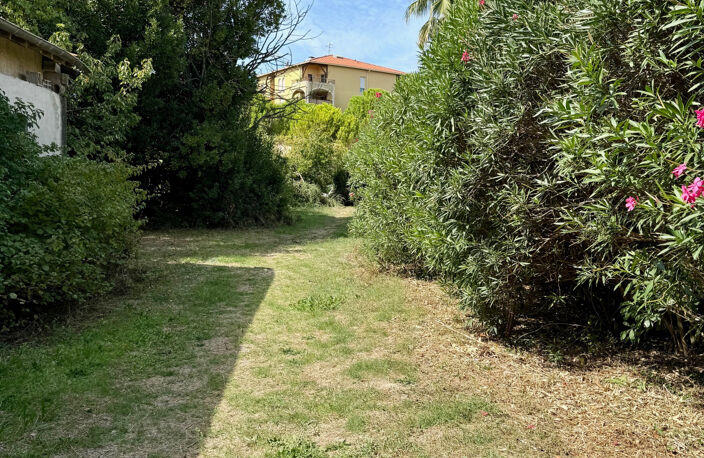 Terrain constructible de 455 m2  m2 Secteur PORT ARIANE — photo 2