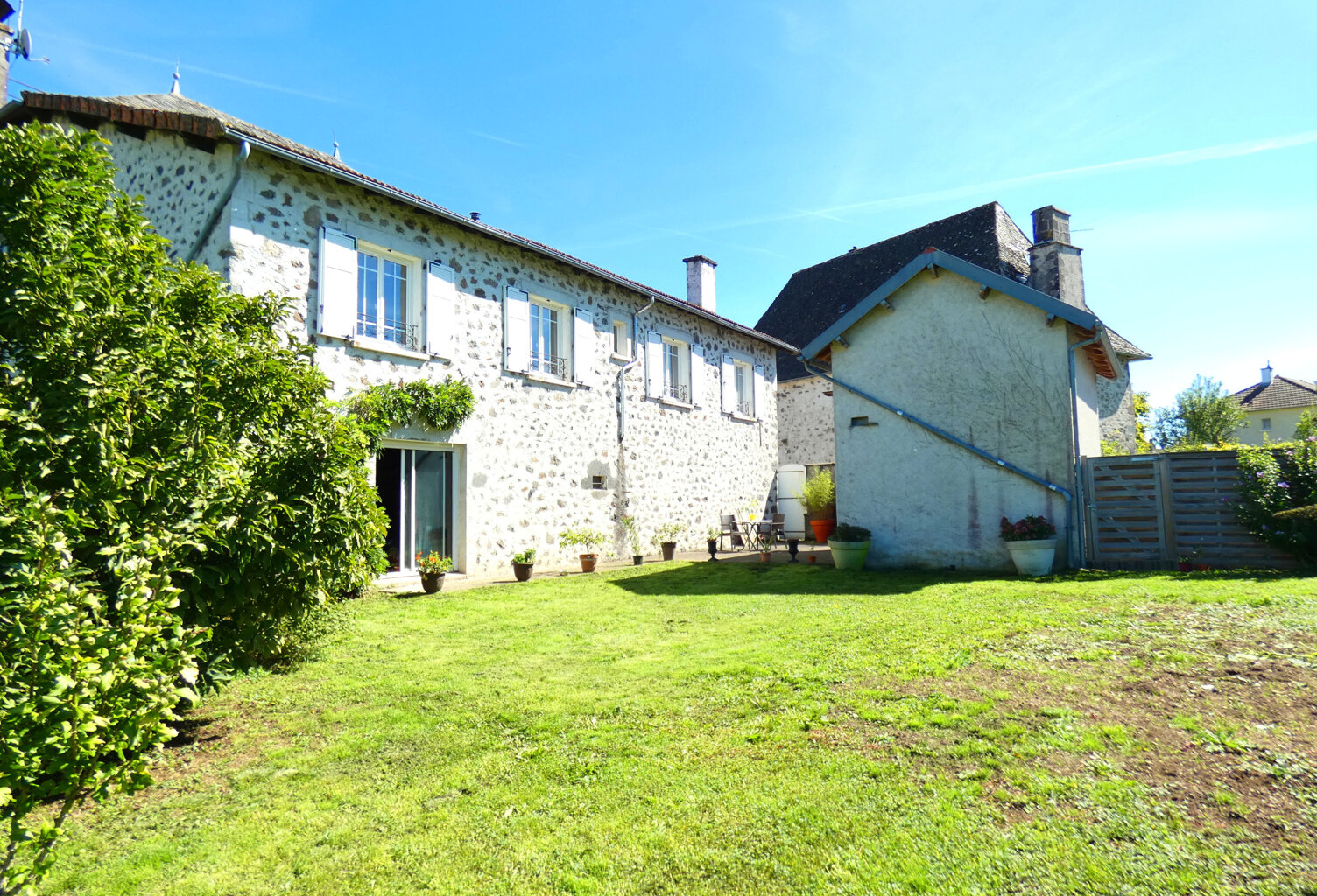 Naucelles belle maison en pierre — photo 1
