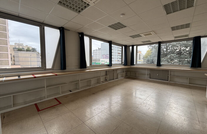 A louer Local Professionnel/Bureaux 87 m2 — photo 2