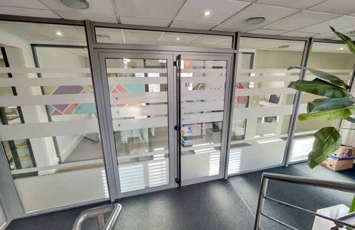 BUREAUX AVEC PARKINGS — photo 2