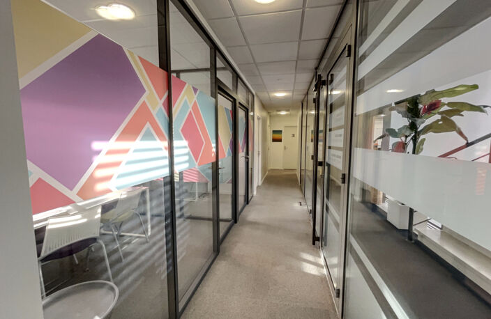BUREAUX AVEC PARKINGS — photo 3