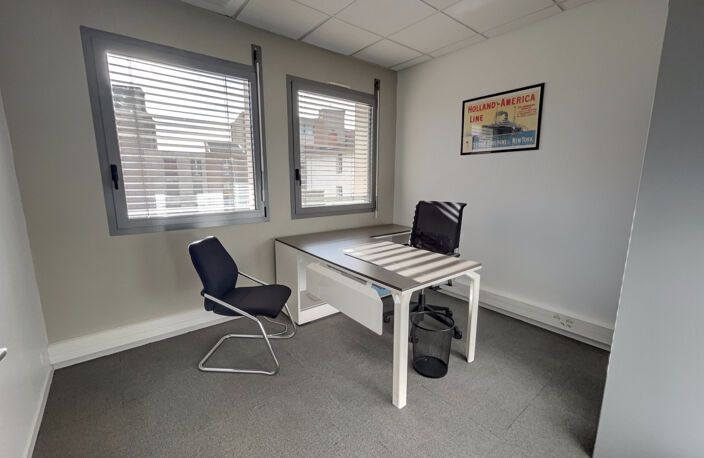 BUREAUX AVEC PARKINGS — photo 5