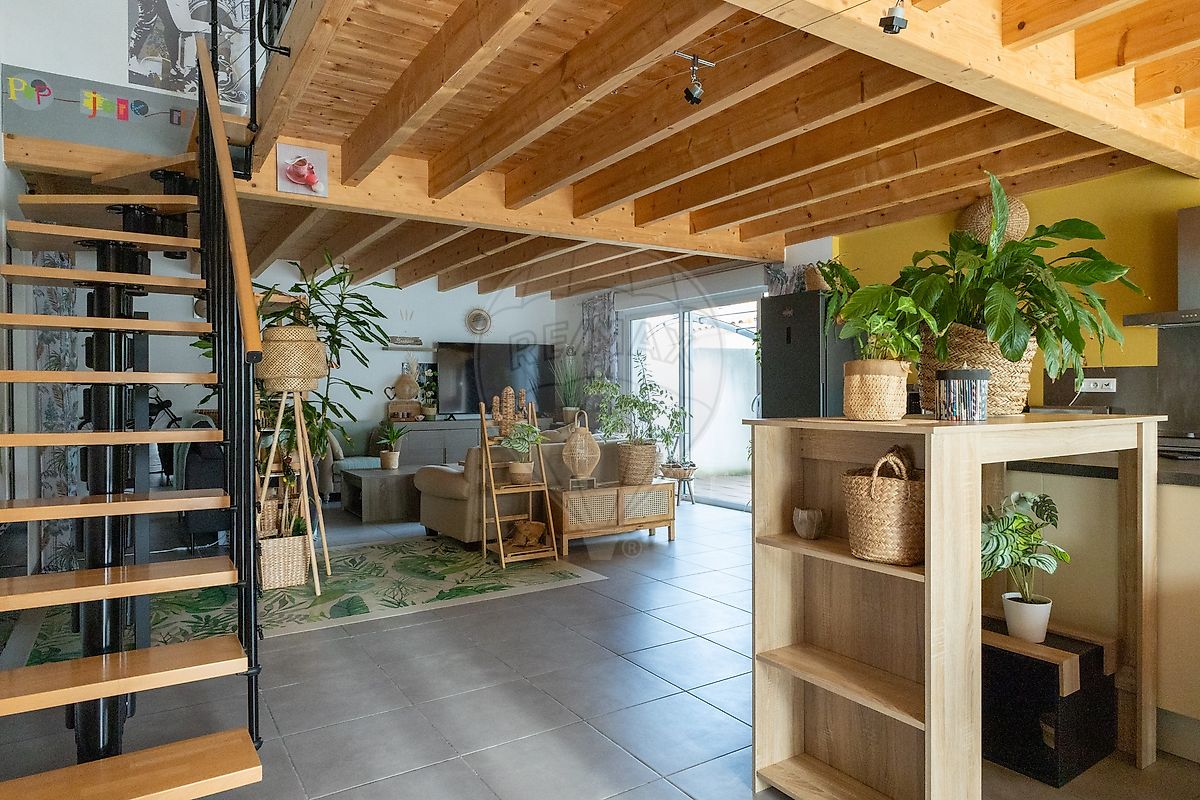 Villa / Maison  T5 à vendre Saint-Romain-de-Benet 17600