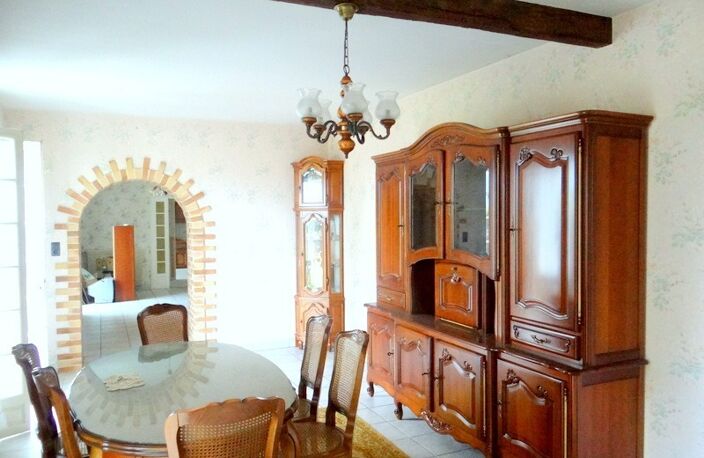 Dpt Allier (03), à vendre CHAMBLET maison 6 pièces , grenier aménageable , garage , cave ,sur 3090 m2 de terrain clos — photo 2