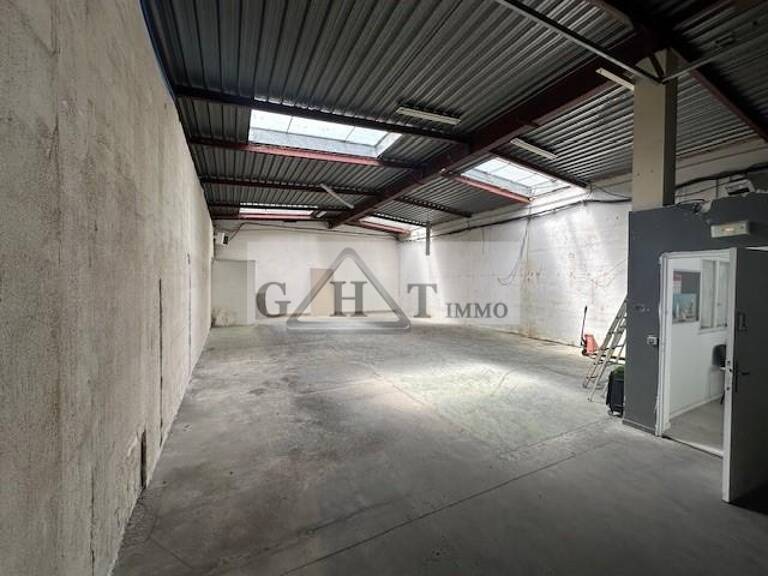 ENTREPOT 180M² A LOUER BONDOUFLE — photo 1