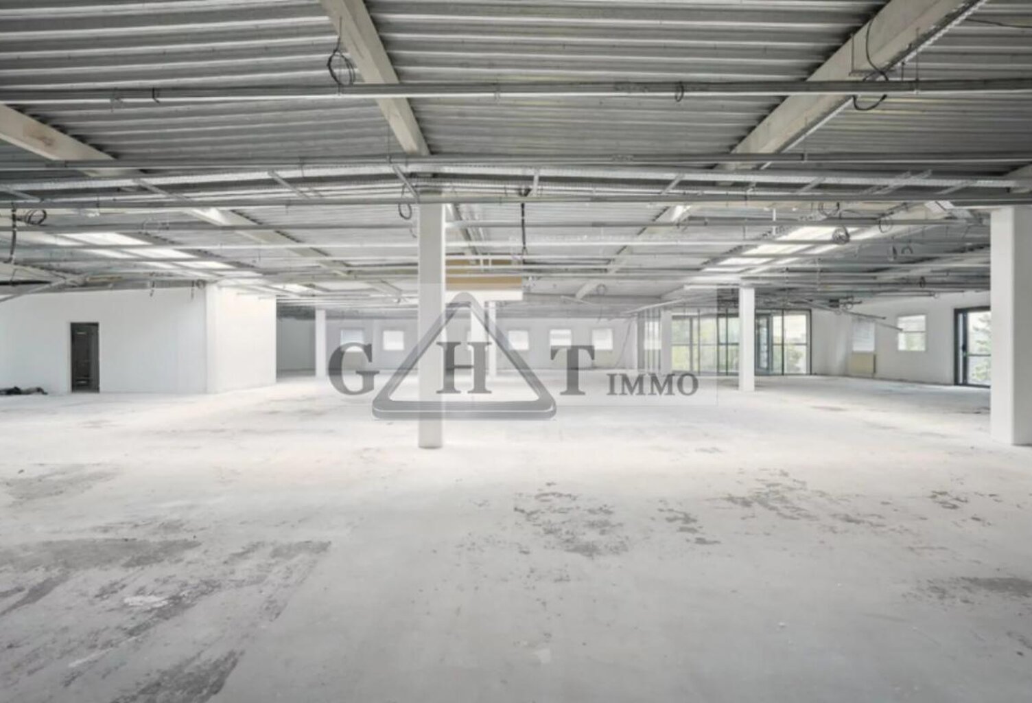 A LOUER - MARCOUSSIS - ENTREPOT BUREAUX DE 300 M² — photo 1