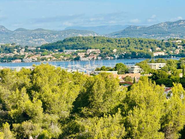 Appartement À Vendre T2 + Terrasse vue mer + 1 Place de parking privative Saint Mandrier sur Mer — photo du bien