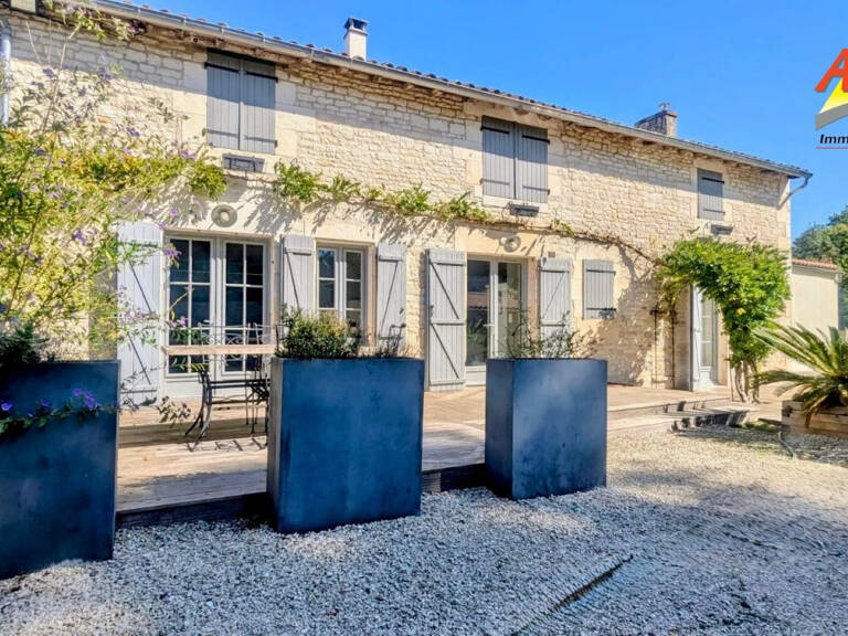 Maison en pierre de 249 M2 MAGNE Marais Poitevin — photo 1
