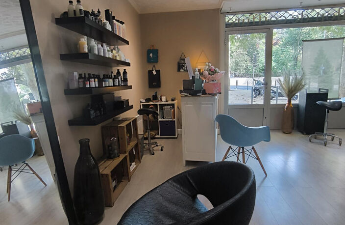 « Salon de coiffure clé en main   Quartier prisé du Champs-d — photo 3