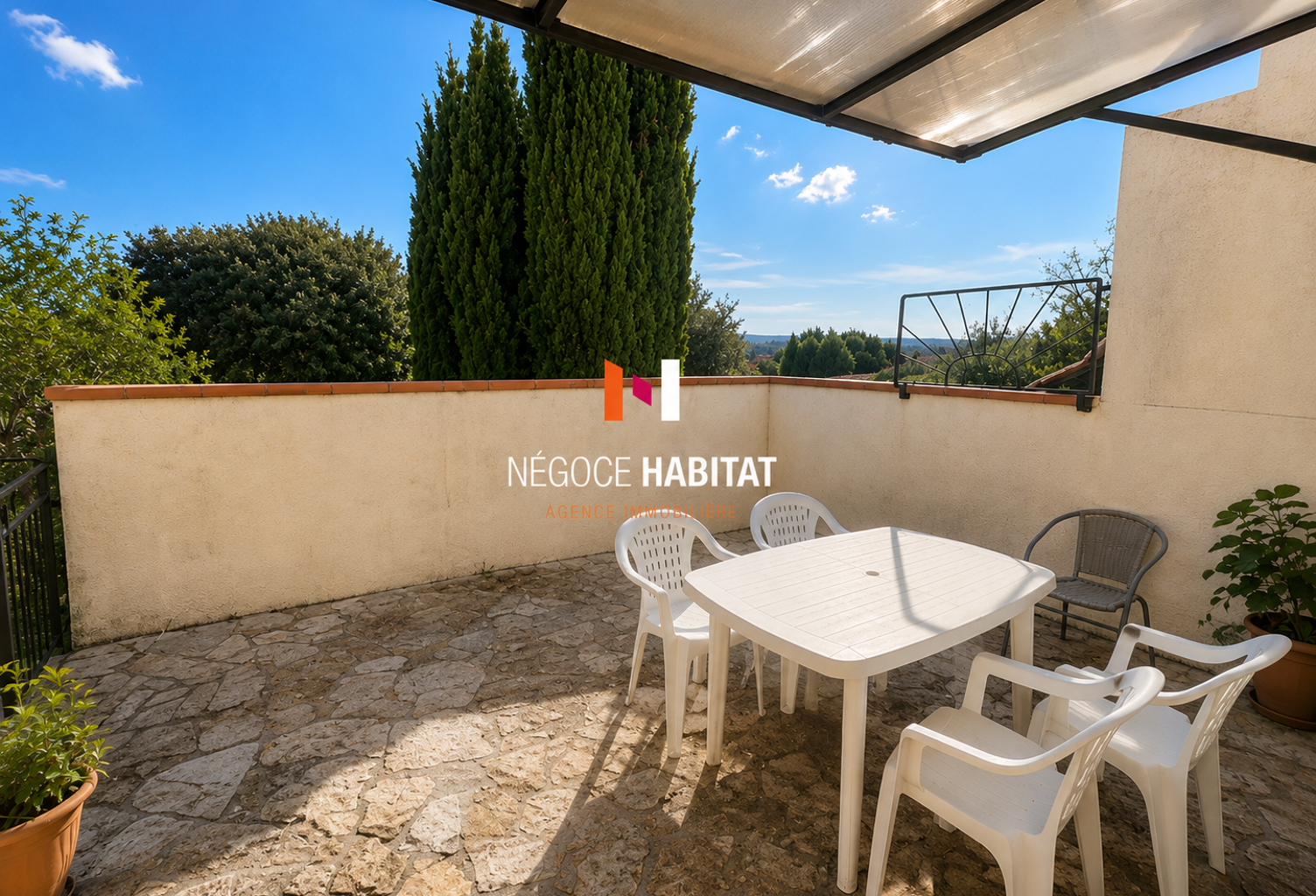 APPARTEMENT T2 LOUE MEUBLE - PISCINE DANS LA RESIDENCE — photo 1