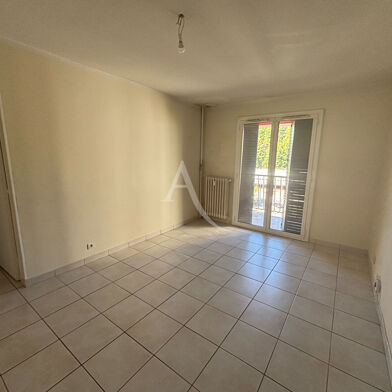 Appartement 3 pièces 882 €