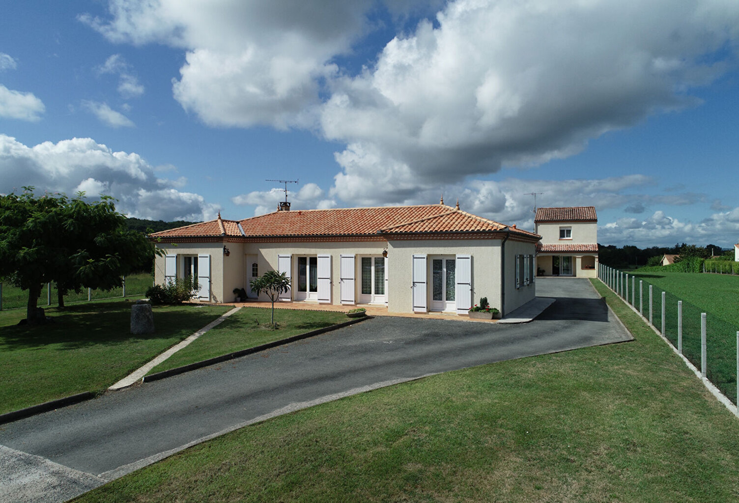 Ensemble immobilier  avec deux maisons d'habitation avec piscine Le Lédat idéal accueil — photo 1