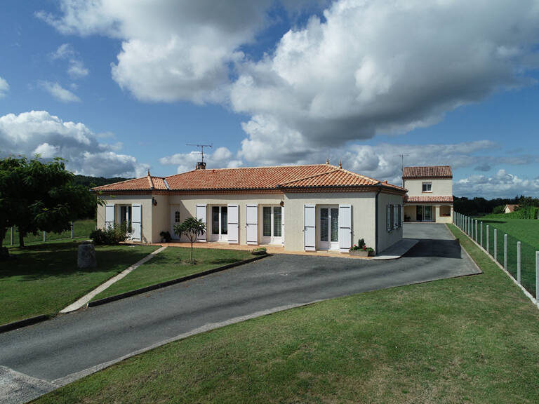 Ensemble immobilier  avec deux maisons d'habitation avec piscine Le Lédat idéal accueil — photo 1