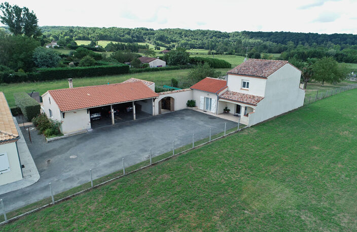Ensemble immobilier  avec deux maisons d'habitation avec piscine Le Lédat idéal accueil — photo 2
