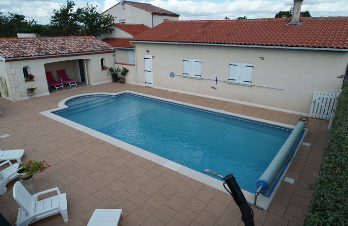 Ensemble immobilier  avec deux maisons d'habitation avec piscine Le Lédat idéal accueil — photo 3