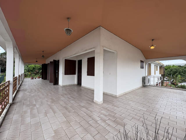 LOCAL PROFESSIONNEL AVENUE PATRICK SAINT ELOI LES ABYMES — photo du bien