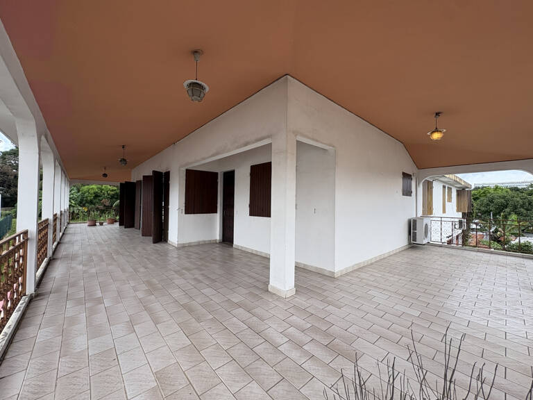 LOCAL PROFESSIONNEL AVENUE PATRICK SAINT ELOI LES ABYMES — photo 1