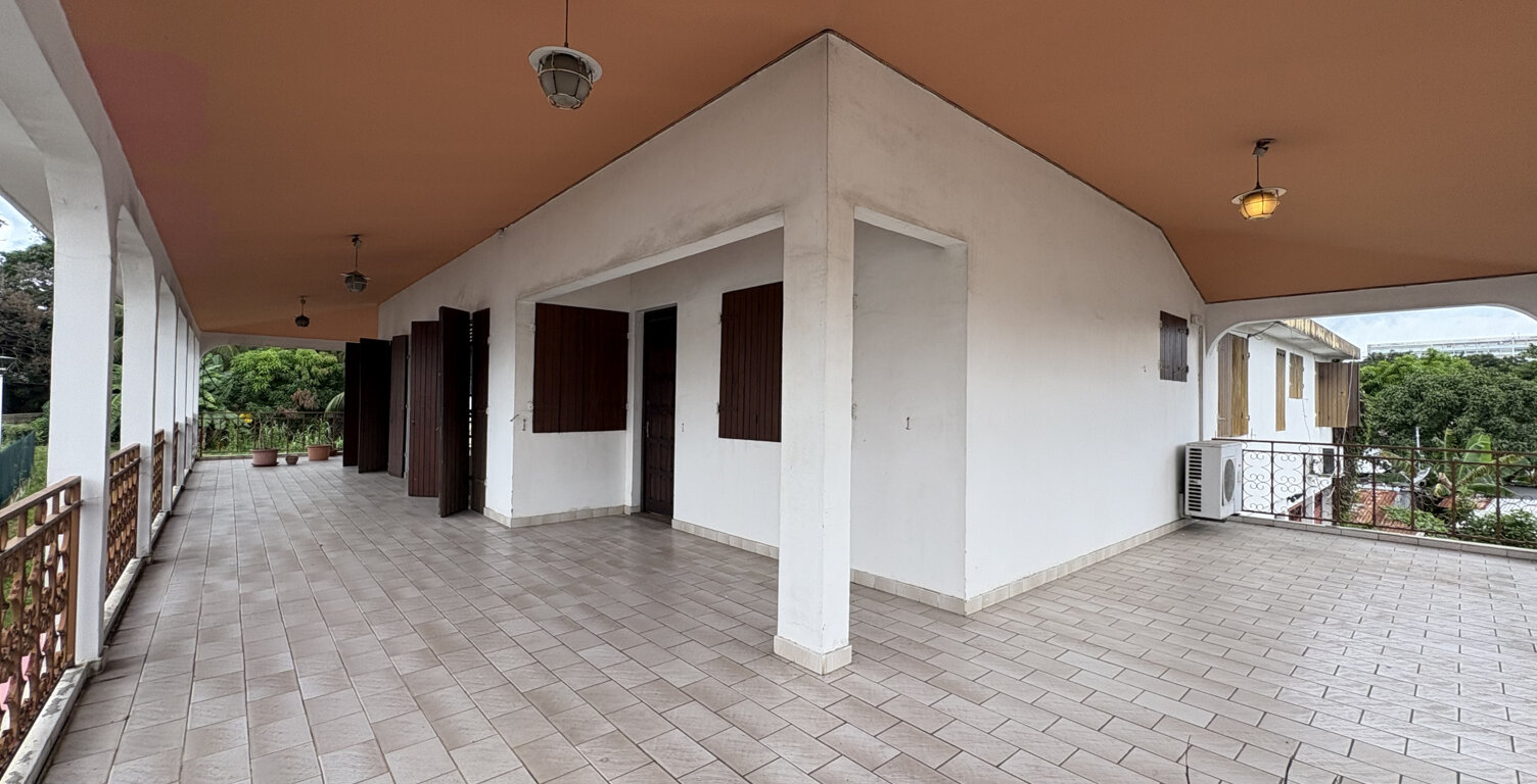 LOCAL PROFESSIONNEL AVENUE PATRICK SAINT ELOI LES ABYMES — photo 1