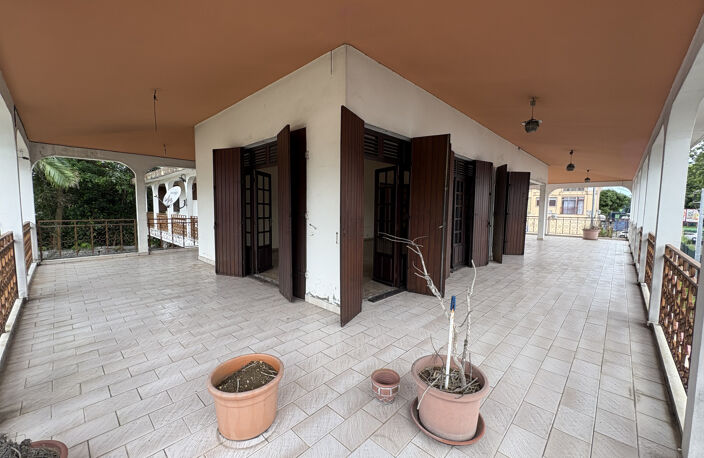 LOCAL PROFESSIONNEL AVENUE PATRICK SAINT ELOI LES ABYMES — photo 2