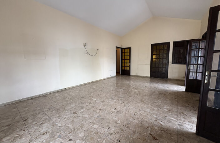 LOCAL PROFESSIONNEL AVENUE PATRICK SAINT ELOI LES ABYMES — photo 5