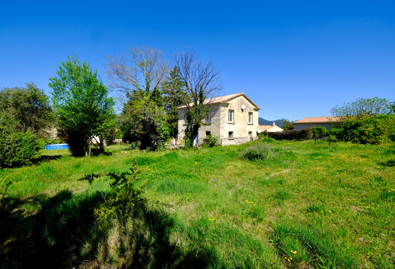 Grambois maison de village sur 1800m2 de terrain — photo 1