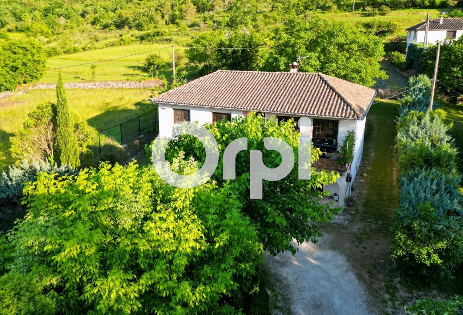 Charmante Maison avec 1 622 m² de Terrain, Proche des Vans — photo 1