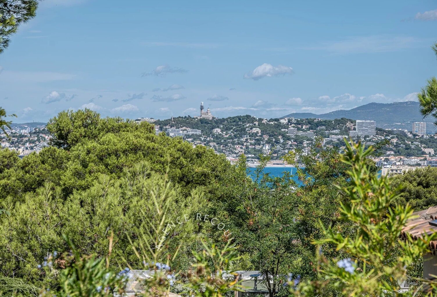 MAISON AVEC PISCINE-GROTTE ROLAND-13008 MARSEILLE — photo 1