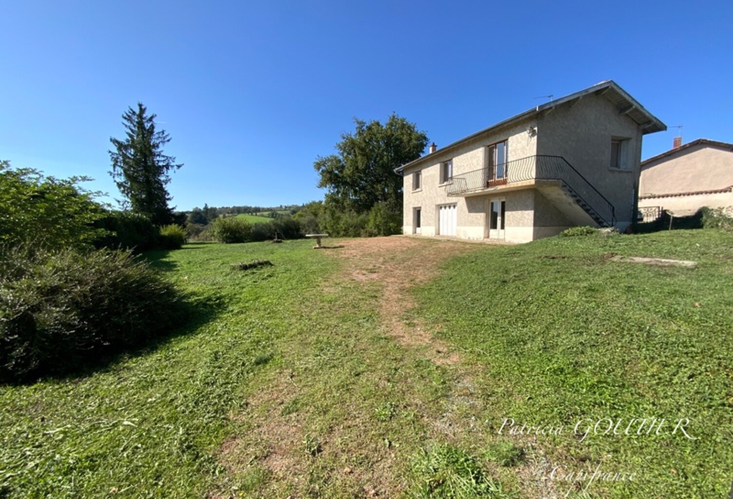 A SAINT GERMAIN LAVAL (42) MAISON  de 120 M2  avec terasse TERRAIN de 3 HA  et BATIMENT de 75 M2 — photo 1