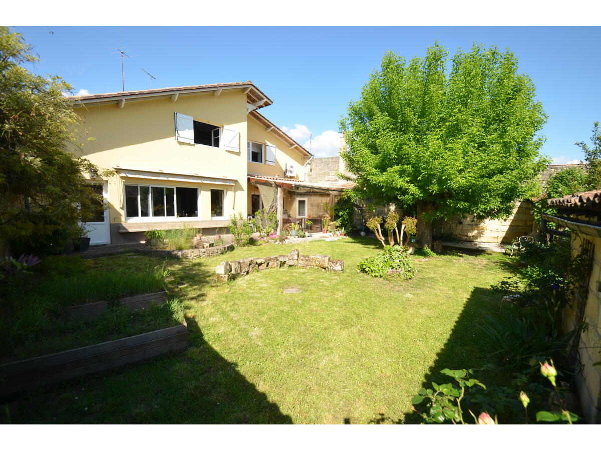 Villa / Maison  T8 à vendre Saint-Médard-de-Guizières 33230