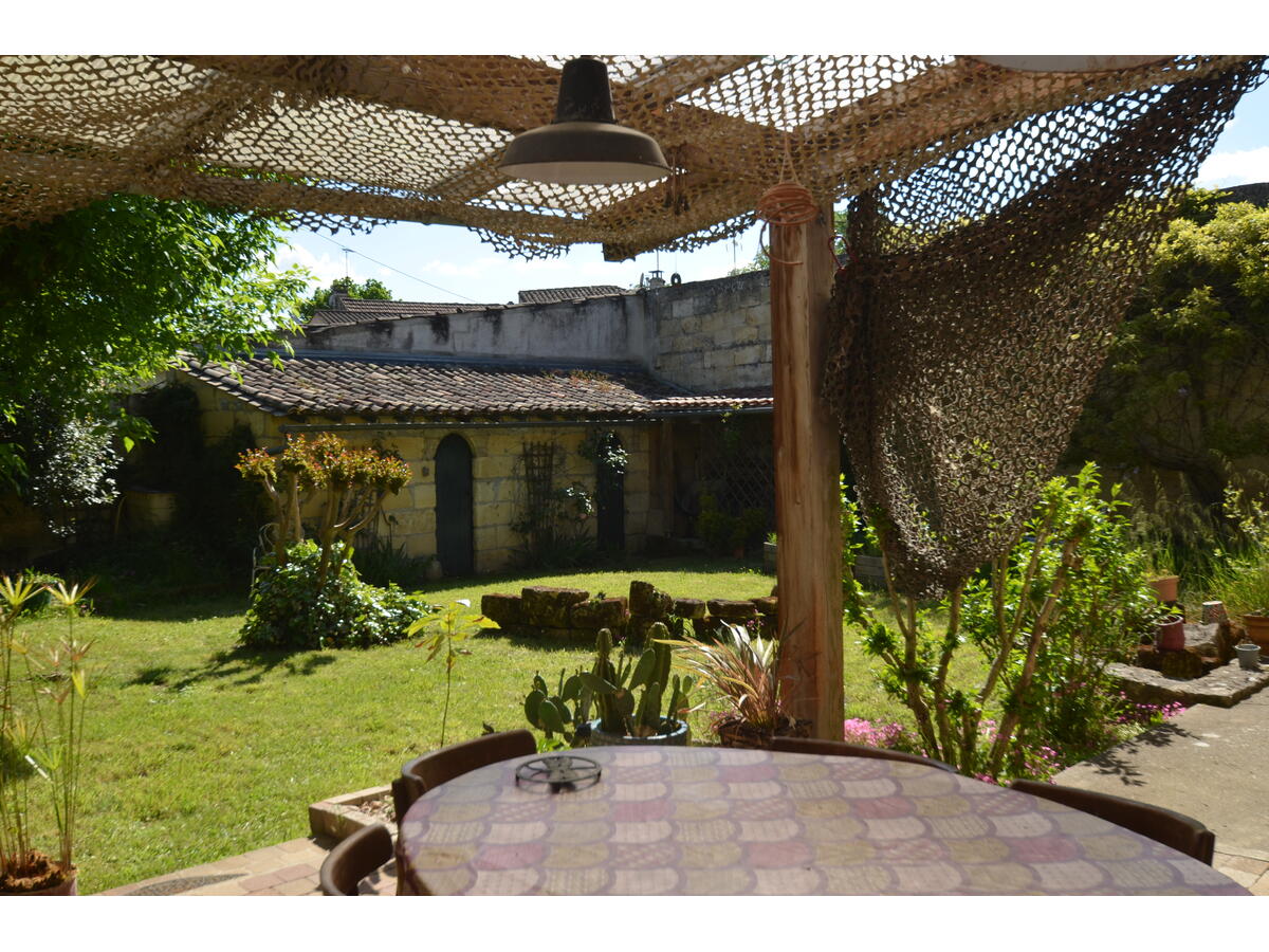 Villa / Maison  T8 à vendre Saint-Médard-de-Guizières 33230