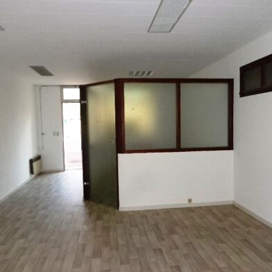 Bureau 3 pièces 832 €