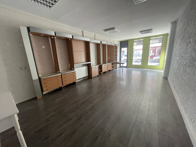 Immeuble avec Local commercial et Appartement à Avesnes le C — photo 1