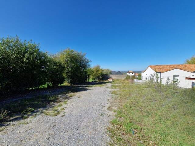 Terrain constructible 560m² au Mesnil en Vallée libre de — photo du bien