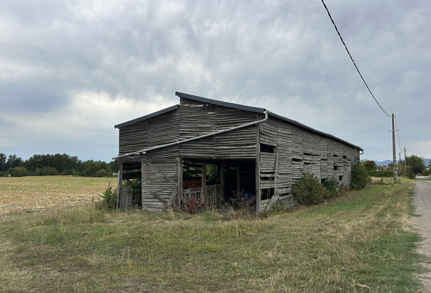 ENTRAIGUES (63) ancien séchoir de 220 m2 sur 709 m2 de terrain — photo 1