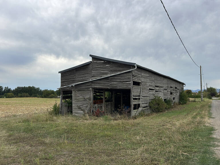 ENTRAIGUES (63) ancien séchoir de 220 m2 sur 709 m2 de terrain — photo 1