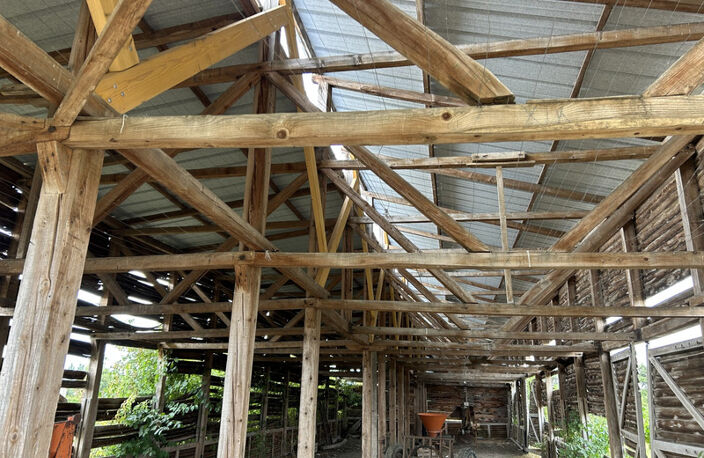 ENTRAIGUES (63) ancien séchoir de 220 m2 sur 709 m2 de terrain — photo 3