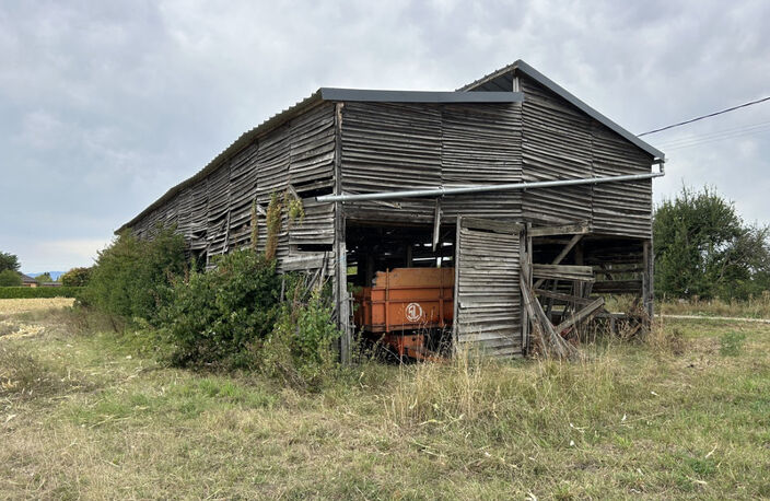 ENTRAIGUES (63) ancien séchoir de 220 m2 sur 709 m2 de terrain — photo 4