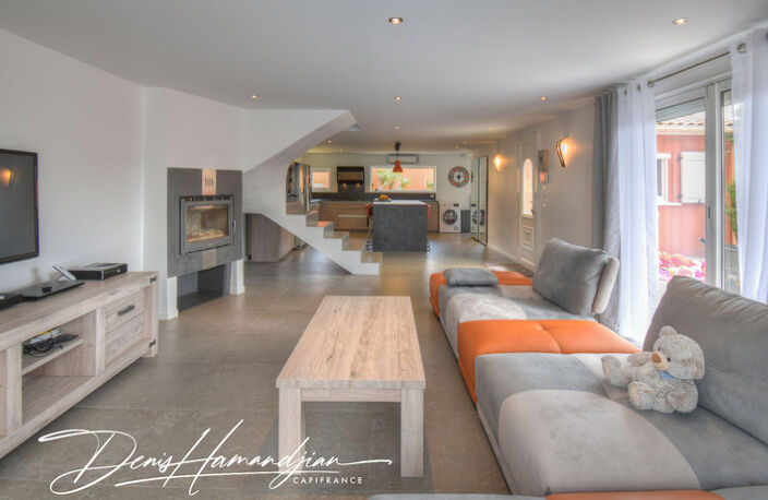 Dpt MIONNAY (01), à vendre maison 175 m² - 4 chambres - Terrain de 1056,00 m² avec piscine — photo 3
