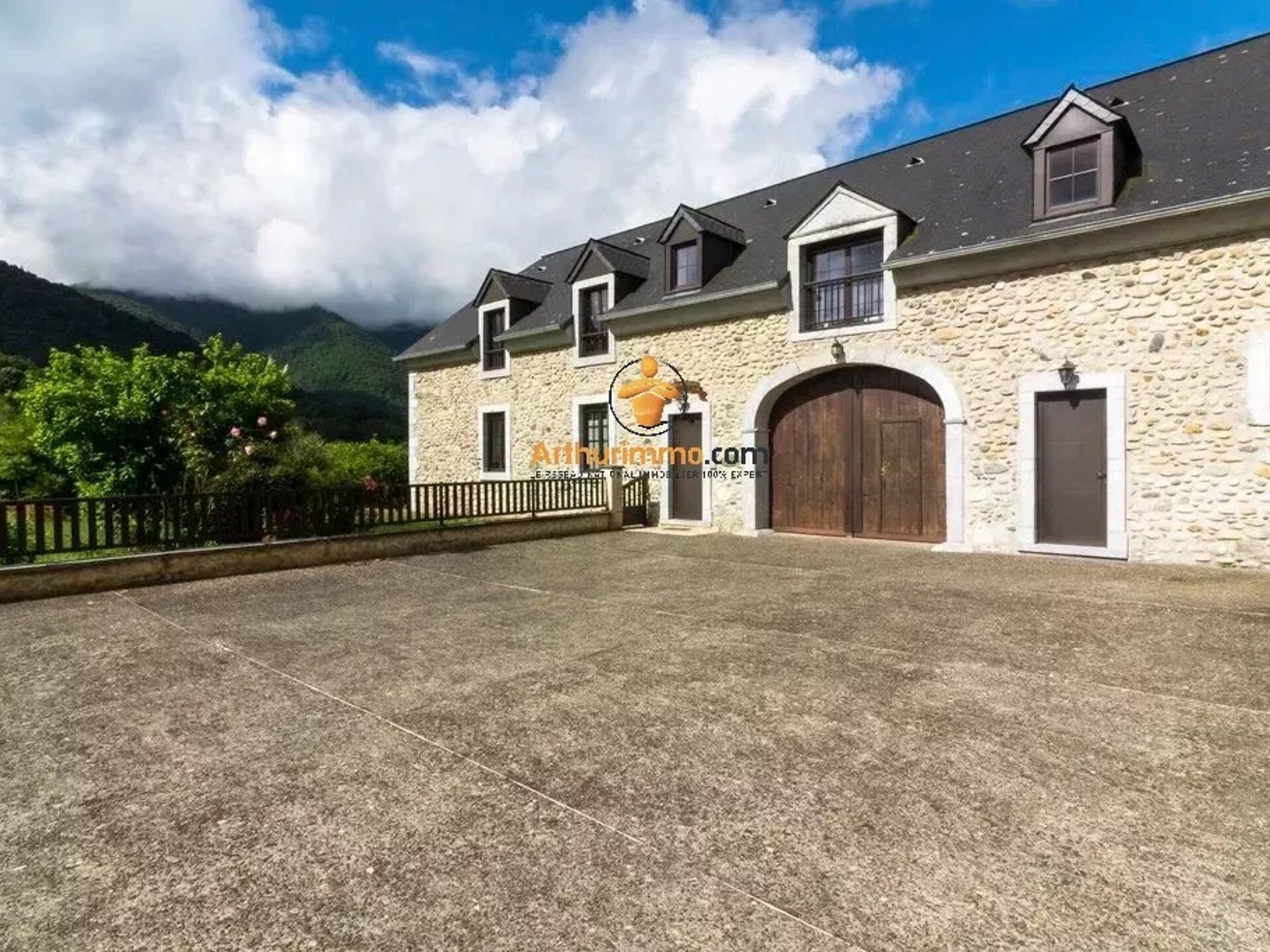 Maison 10 pièces 313 m² · à Lourdes · 313 m² · 385 000 €