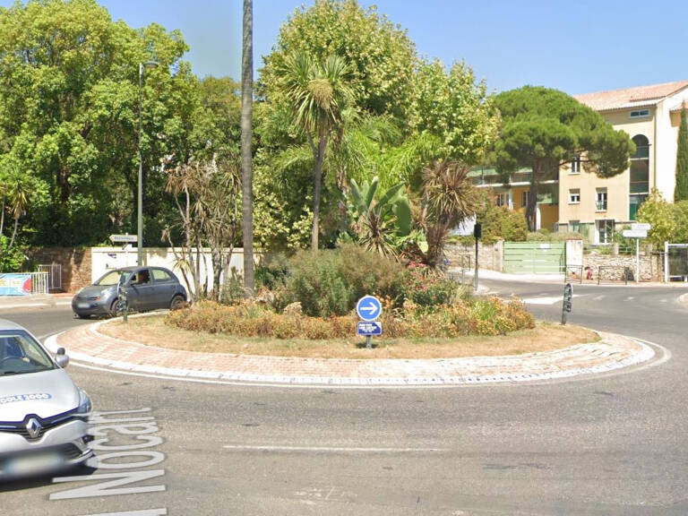 Double parking en centre-ville d'Hyères — photo 1