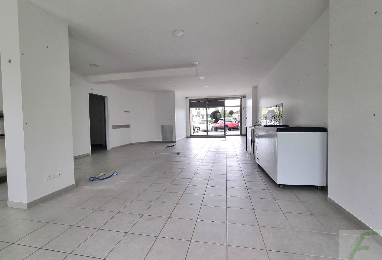 Local commercial — photo 1