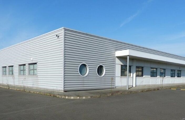 BEAU BATIMENT DE 800M² DE BUREAUX  ET 3200M² DE PARKING A 5 MIN  ROCHEFORT 30 MIN LA ROHELLE — photo 2
