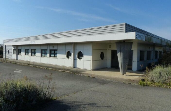 BEAU BATIMENT DE 800M² DE BUREAUX  ET 3200M² DE PARKING A 5 MIN  ROCHEFORT 30 MIN LA ROHELLE — photo 3