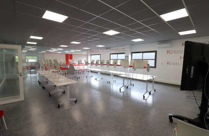 BEAU BATIMENT DE 800M² DE BUREAUX  ET 3200M² DE PARKING A 5 MIN  ROCHEFORT 30 MIN LA ROHELLE — photo 4