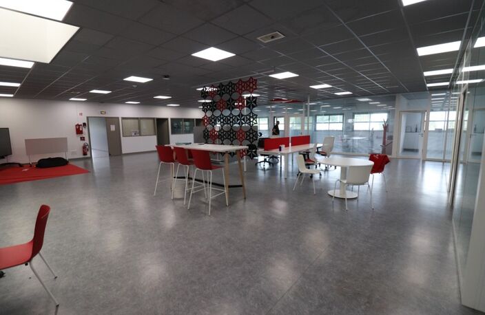 BEAU BATIMENT DE 800M² DE BUREAUX  ET 3200M² DE PARKING A 5 MIN  ROCHEFORT 30 MIN LA ROHELLE — photo 5