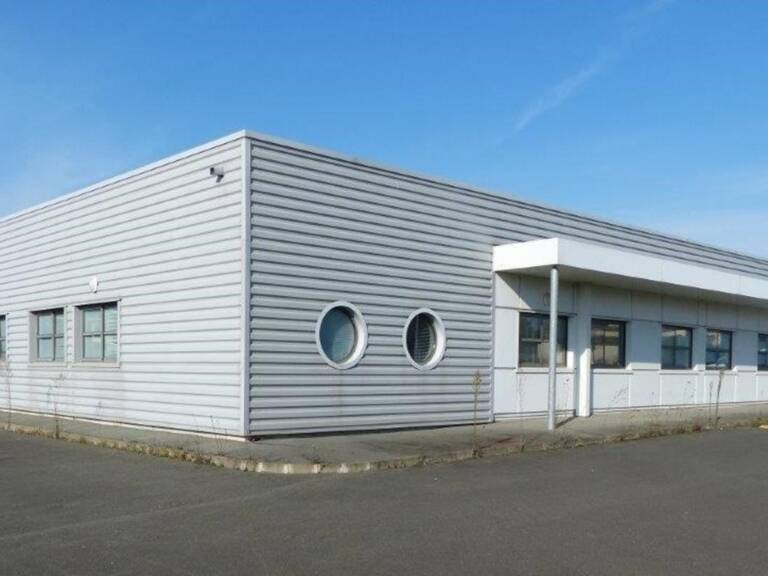 BEAU BATIMENT DE 800M² DE BUREAUX  ET 3200M² DE PARKING A 5 MIN  ROCHEFORT 30 MIN LA ROHELLE — photo 1
