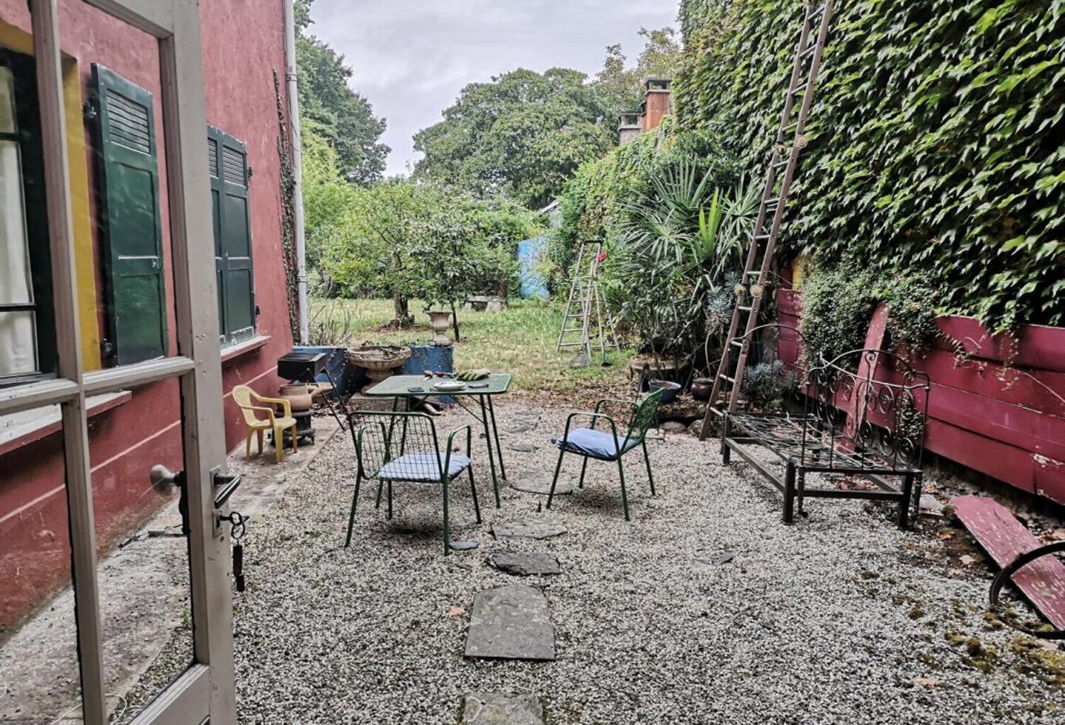Prix en baisse! A vendre, maison de village dans le Gers : Spacieuse propriété, 3 chambres avec jardin, à quelques pas de toutes les commodités. Des travaux de rénovation sont nécessaires — photo 1