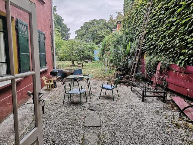 Prix en baisse! A vendre, maison de village dans le Gers : Spacieuse propriété, 3 chambres avec jardin, à quelques pas de toutes les commodités. Des travaux de rénovation sont nécessaires — photo du bien