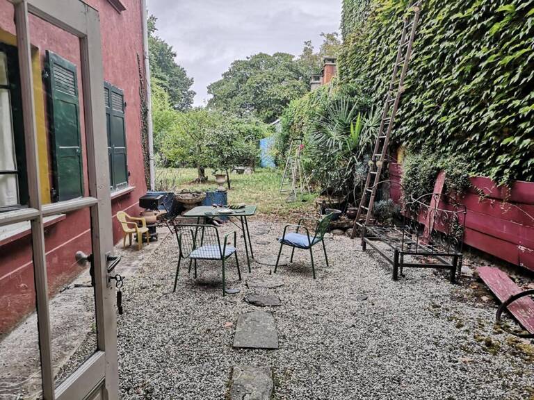 Prix en baisse! A vendre, maison de village dans le Gers : Spacieuse propriété, 3 chambres avec jardin, à quelques pas de toutes les commodités. Des travaux de rénovation sont nécessaires — photo 1
